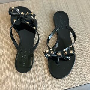 Valentino Garavani, RUBBER ROCKSTUD THONG